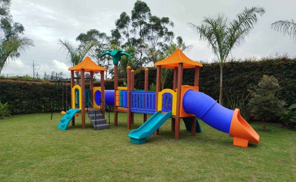 Descubre la Evolución en Parques Infantiles: Madera Plástica vs. Madera Común