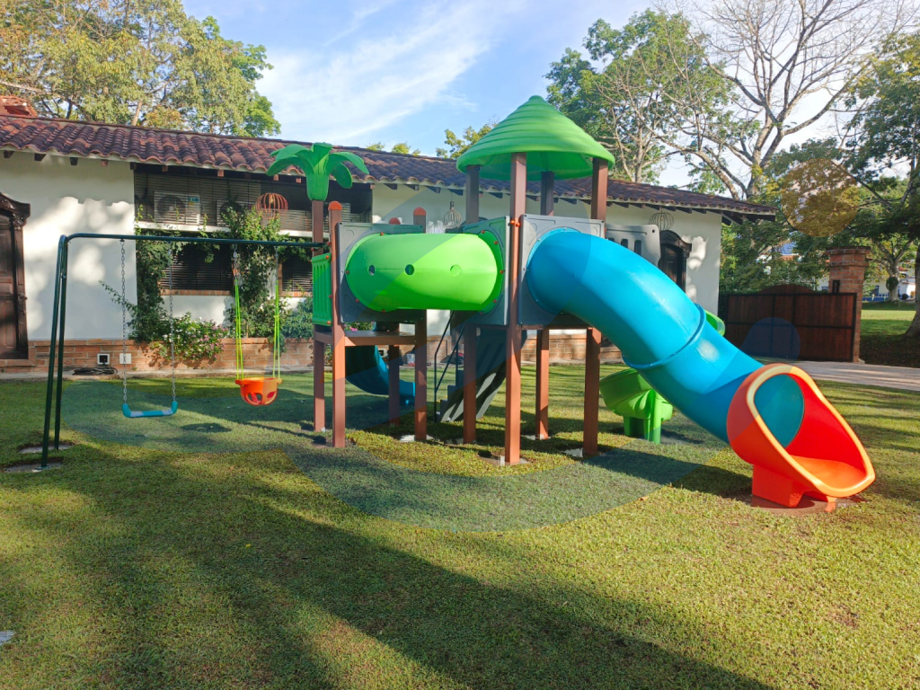 MARCA DE AGUA PARQUE INFANTIL PUBLICO PLAYGROUND NINOS